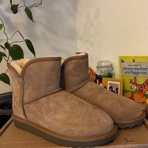 ✨Women’s Kirkland Shearling Boots Scalloped Edge Size 6